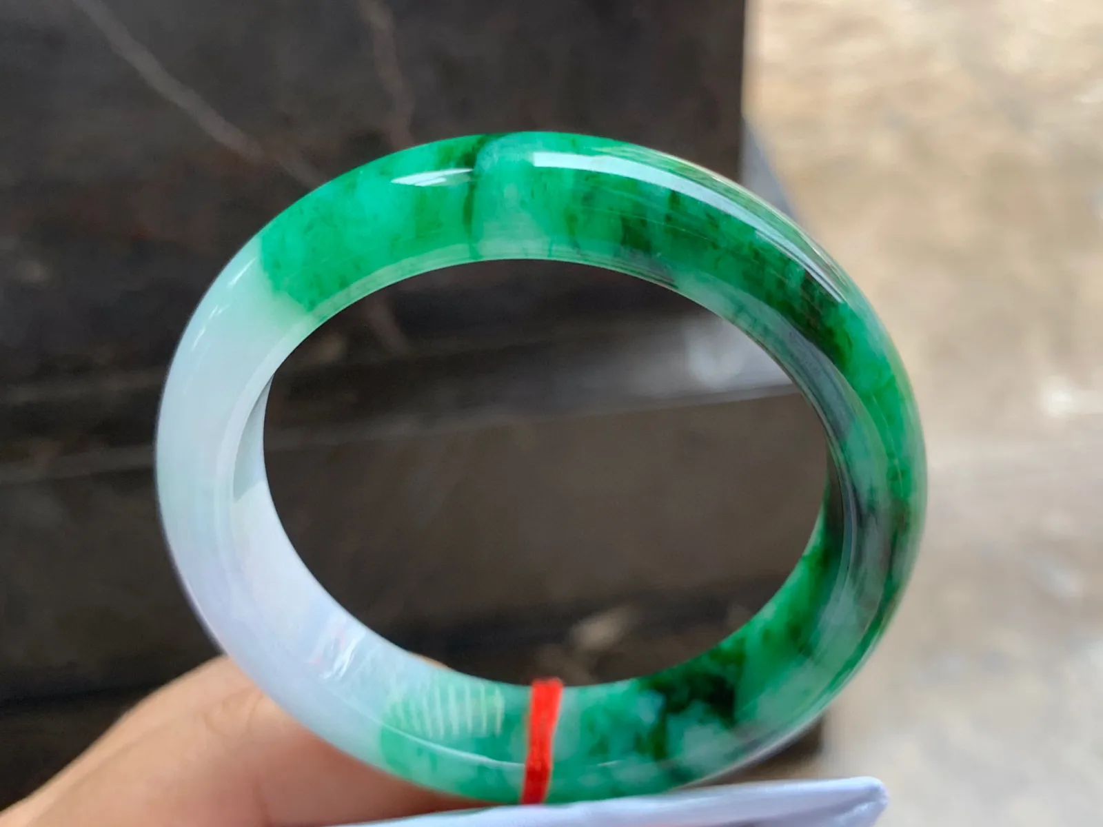 54.5-13-8.5mm
瓜皮绿手镯 底子细腻 颜色辣绿 上手大气