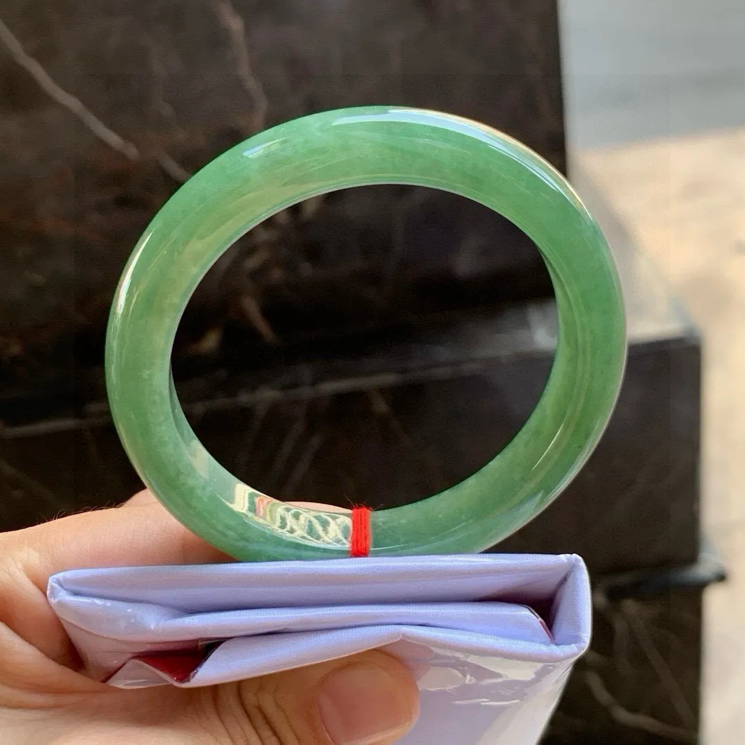 尺寸57.7/11.1/9，橄榄绿手镯
水润细腻 气质