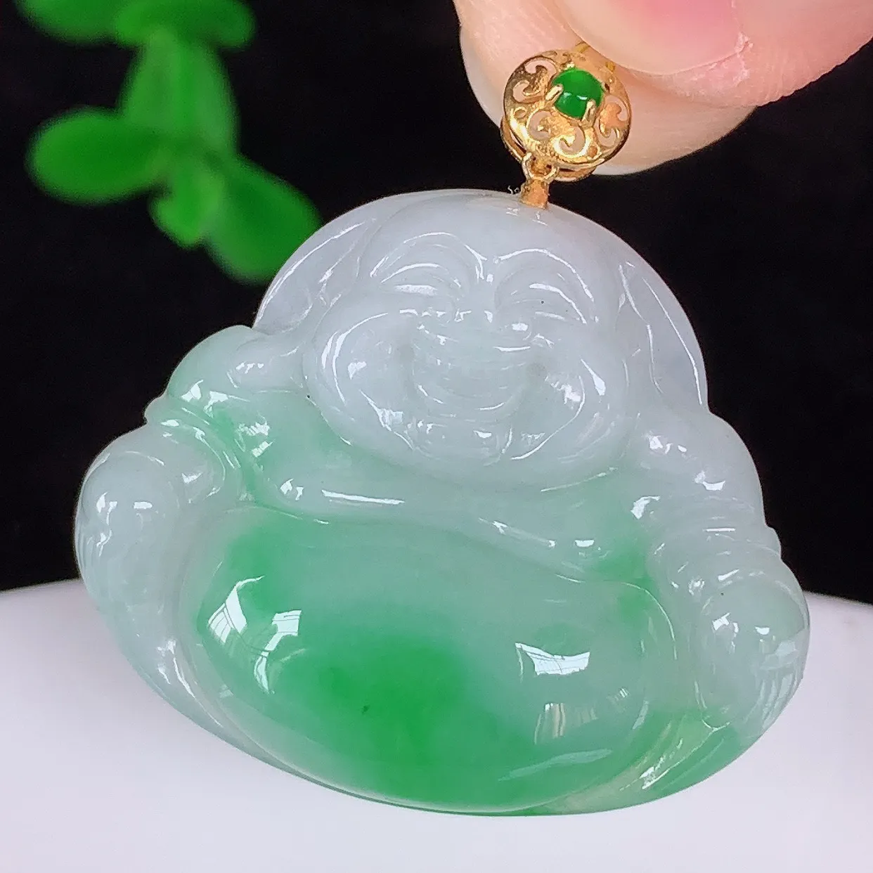 自然光实拍，18K金镶嵌冰润冰糯种飘阳绿翡翠佛公吊坠，冰透饱满， 佛公亦保平安，寓意有福（佛公）相伴，品相佳，配戴优雅迷人！#35.10整体28.6*裸石22.6*27*5