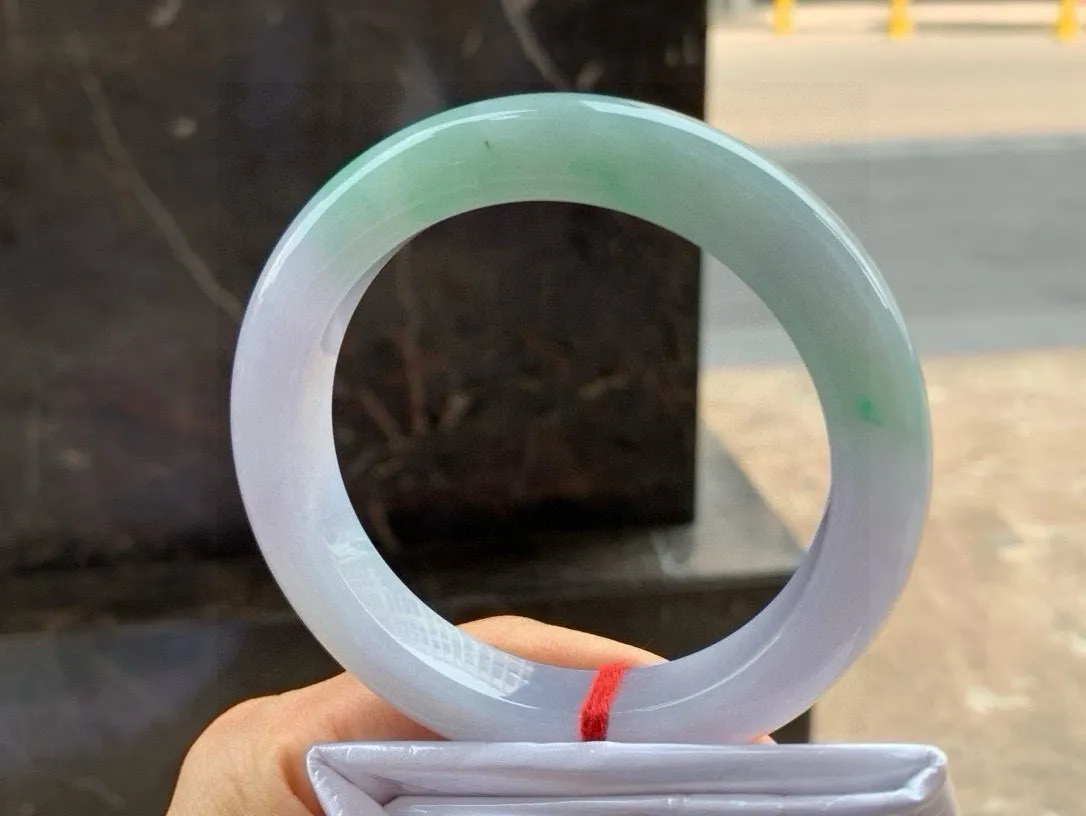 尺寸61/12.1/10.6，春彩手镯
水润细腻