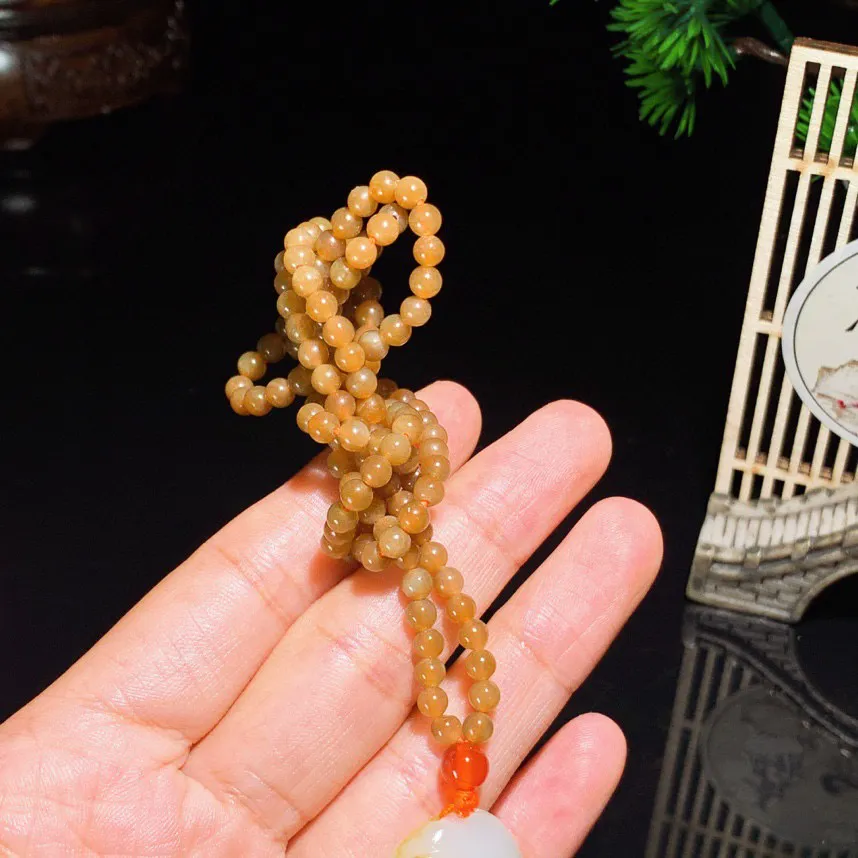 新疆且末糖连年有余挂件。尺寸36/27/12链子尺寸4重34克 玉质细腻油润。手推出油。品相大气 lt2505010