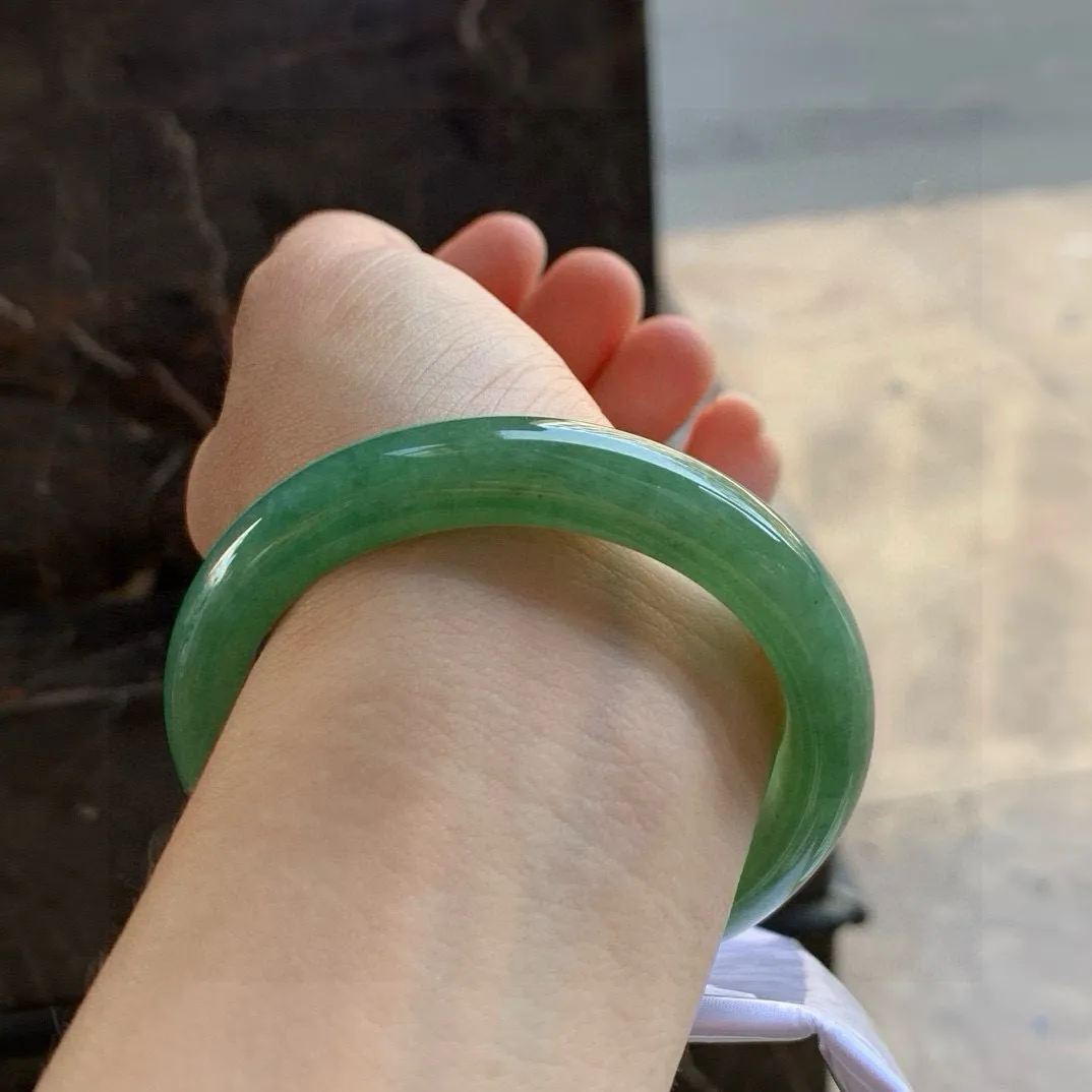 尺寸57.7/11.1/9，橄榄绿手镯
水润细腻 气质