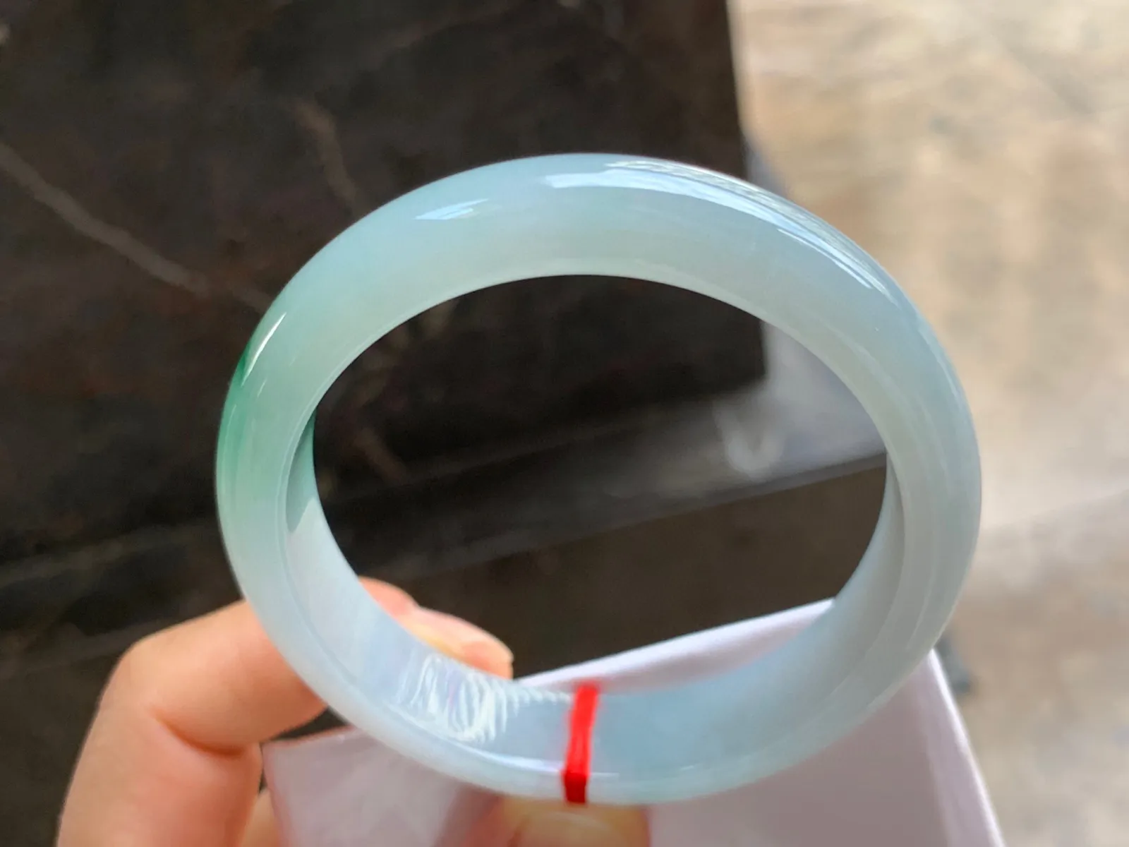58-13.5-8mm
飘花手镯 底子细腻干净 水润绿花