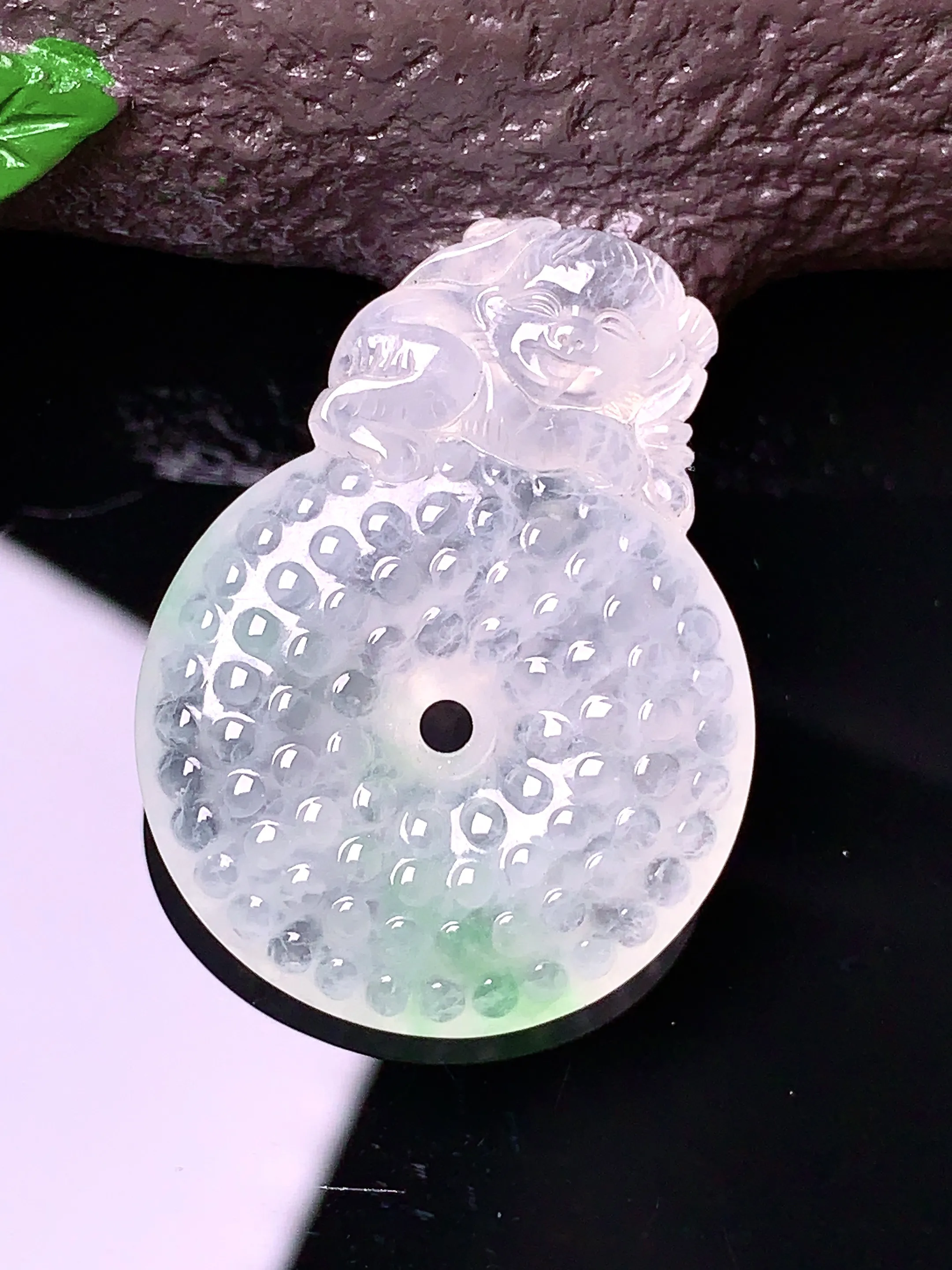 飘绿仿古平安扣吊坠 玉质细腻 色泽清新艳丽 整体尺寸32.2*24.2*6