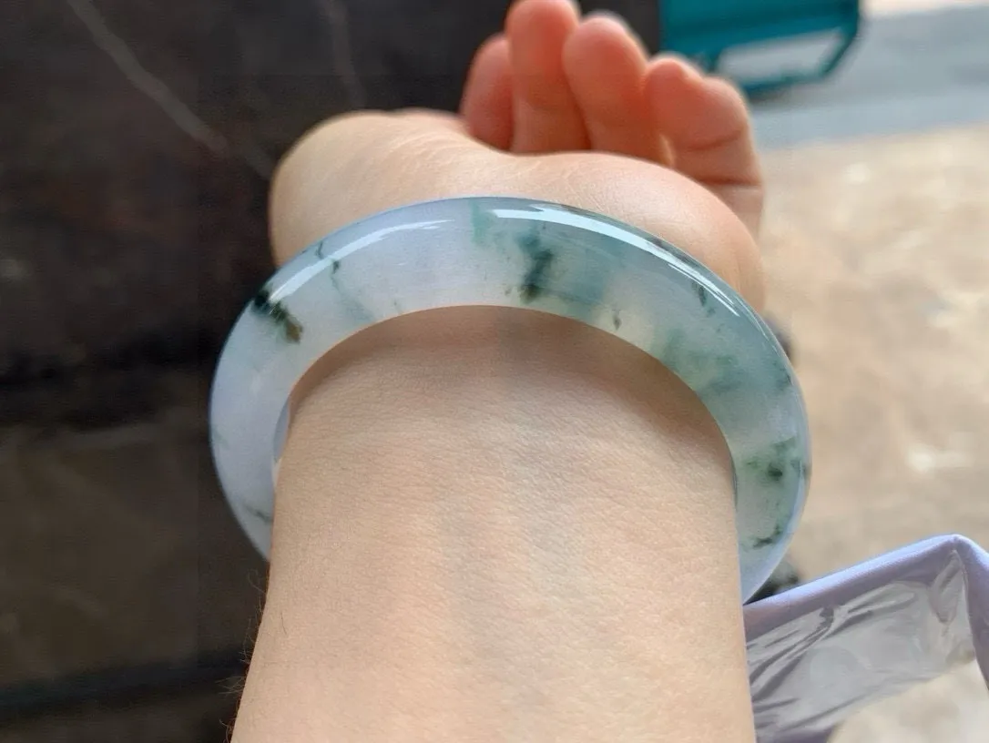 尺寸57.2/13.9/9.3，冰种飘花手镯
水润细腻