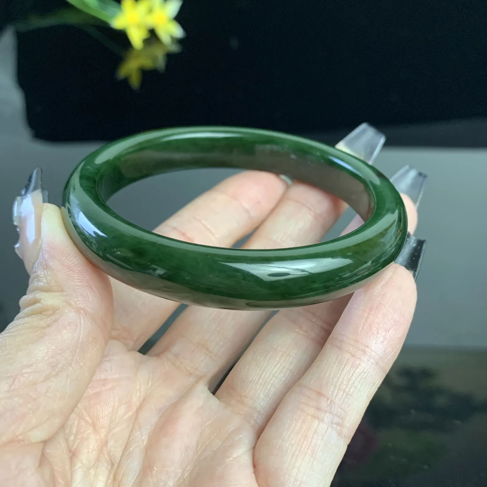 和田玉59圈口菠菜绿碧玉手镯！圈口59宽11.5玉质细腻油润 底色纯净 无纹裂 脂粉好，品质好
