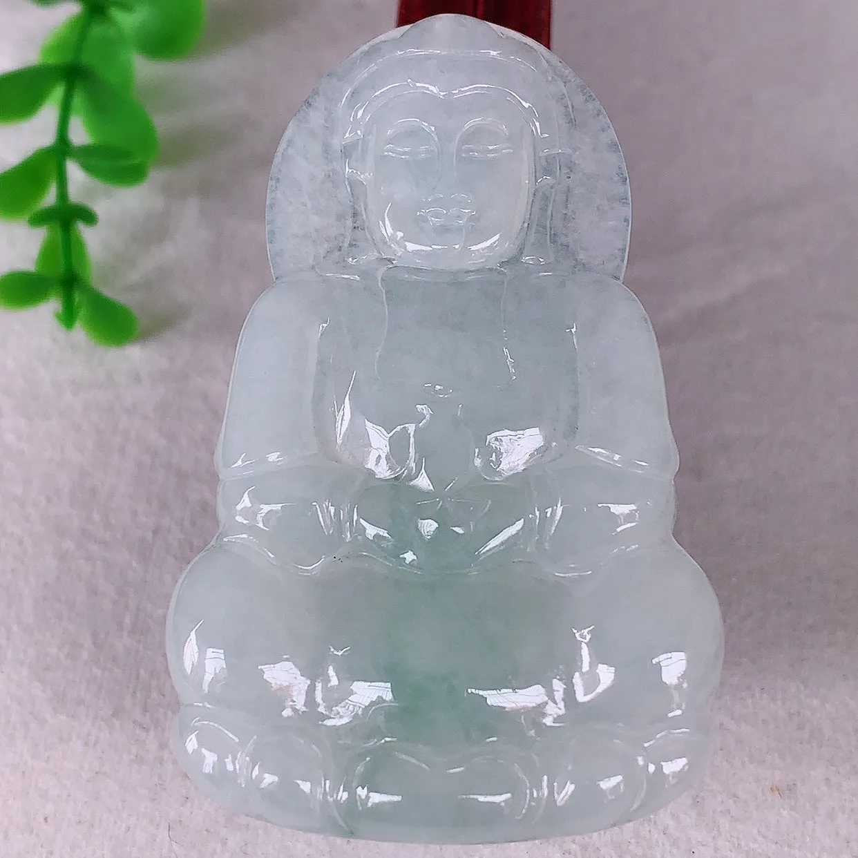 自然光实拍，大件冰种飘绿翡翠观音吊坠，赐福翡翠观音，翠色迷人，观音面相端庄，佩戴时尚出众！#46.1