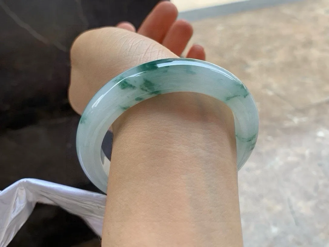 尺寸59.8/13.6/10.3，飘花大圈口手镯
水润细腻 清新甜美