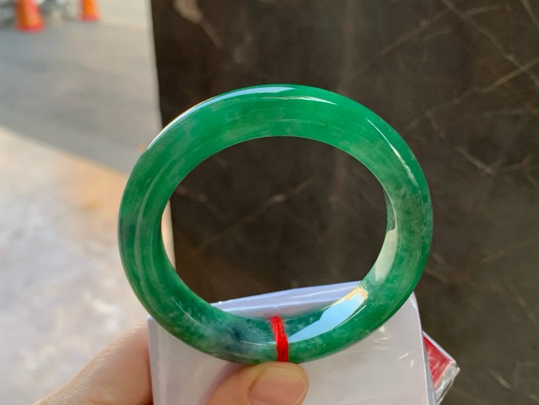 尺寸55.1/11.3/9.5，辣绿手镯
水润细腻 种老 气质