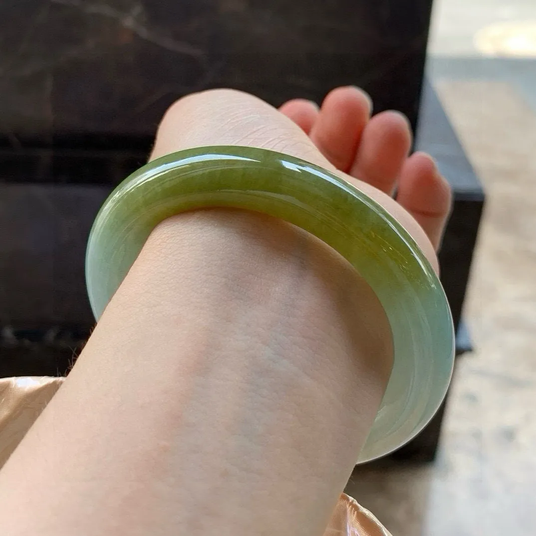 尺寸57/11.2，冰种黄翡圆条手镯
 水润细腻 清爽甜美  气质