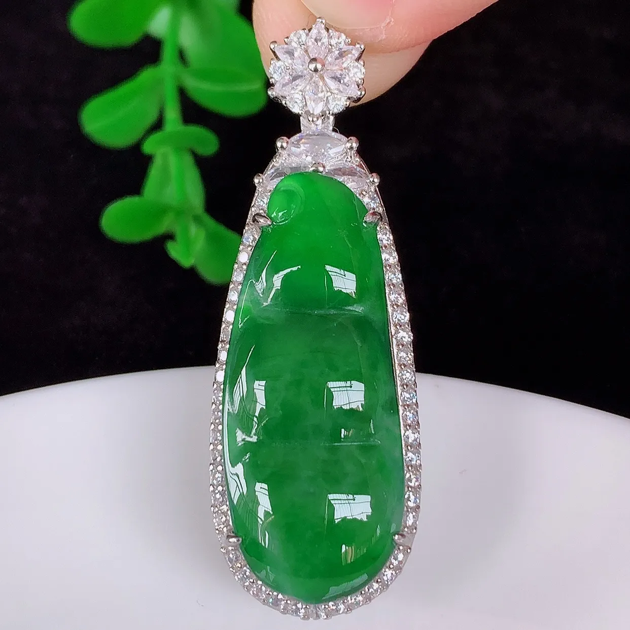 自然光实拍，冰透满绿翡翠925银镶嵌四季豆吊坠，自然光实拍，翠色灵动，颜色漂亮，种老水足，品相佳，佩戴佳品！#97.10整体43*15*8.6裸石30*12.5