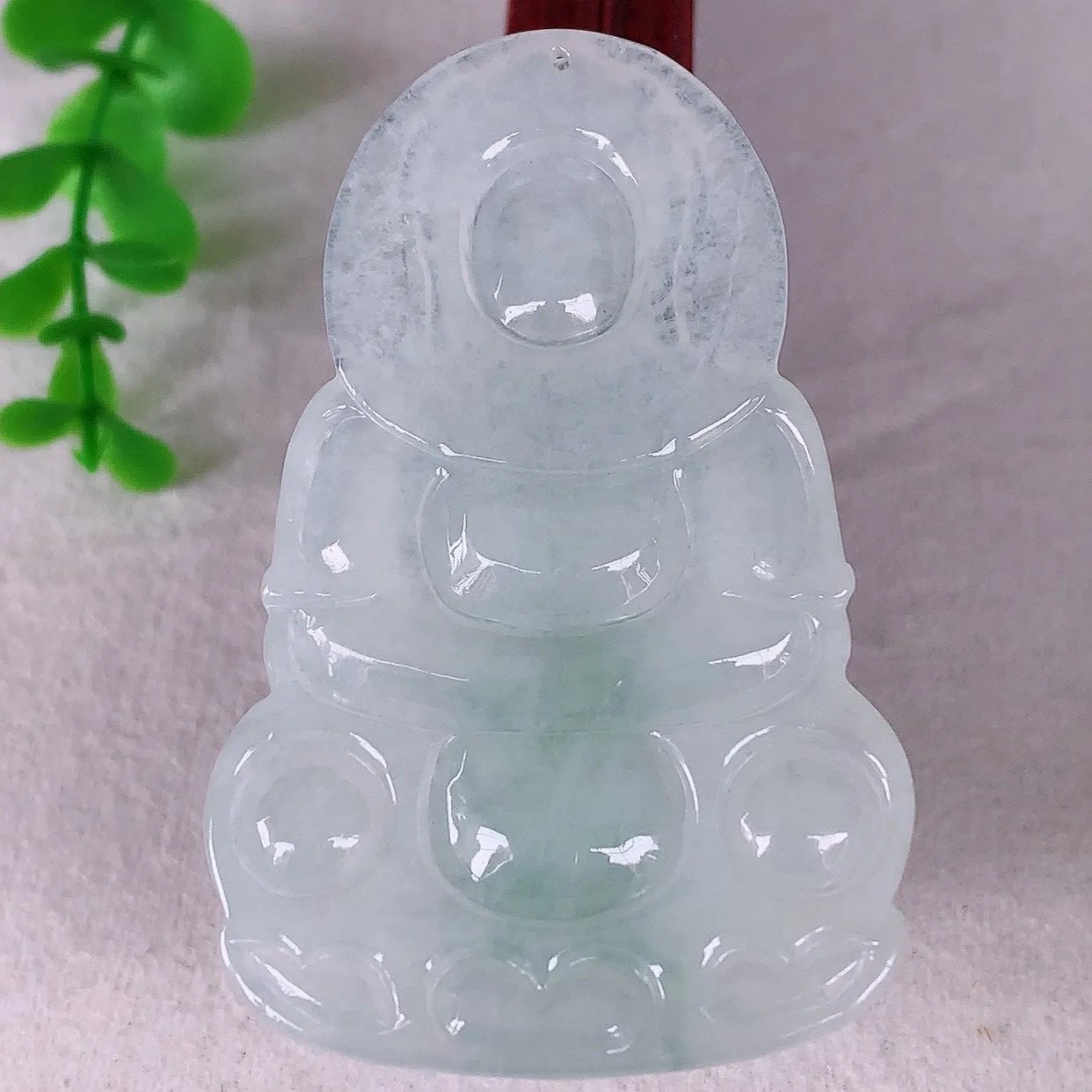 自然光实拍，大件冰种飘绿翡翠观音吊坠，赐福翡翠观音，翠色迷人，观音面相端庄，佩戴时尚出众！#46.10