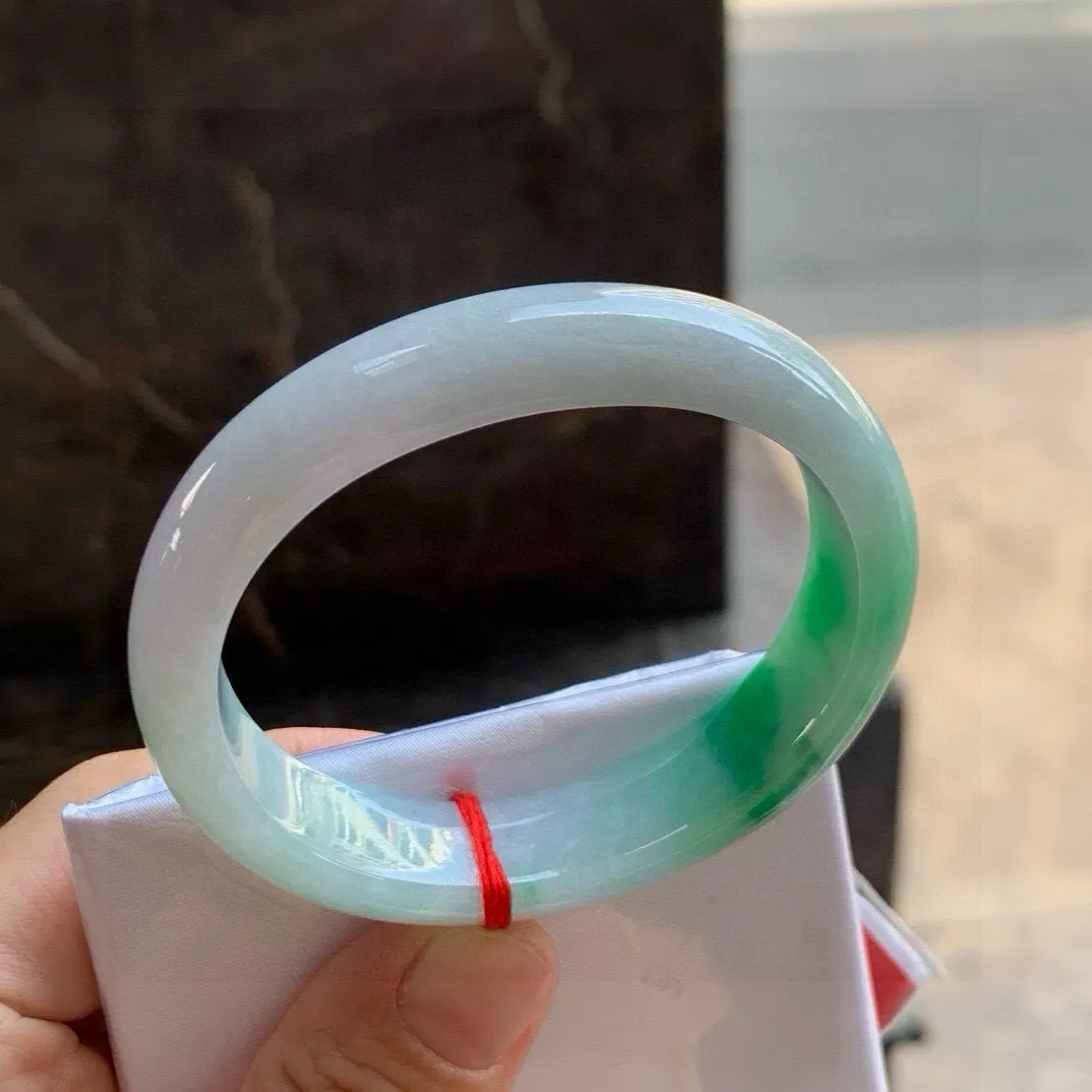 尺寸54/13.5/7.5，辣绿贵妃手镯
 水润细腻 清爽甜美