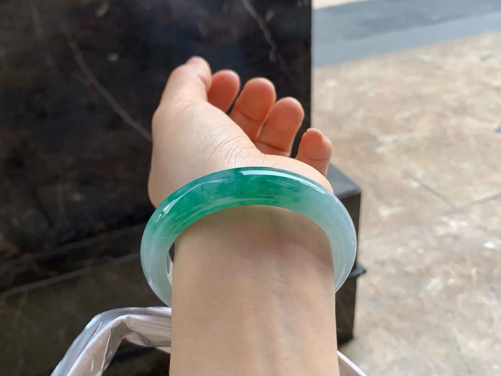 尺寸55.6/12.8/8.6，冰飘花手镯
水润细腻