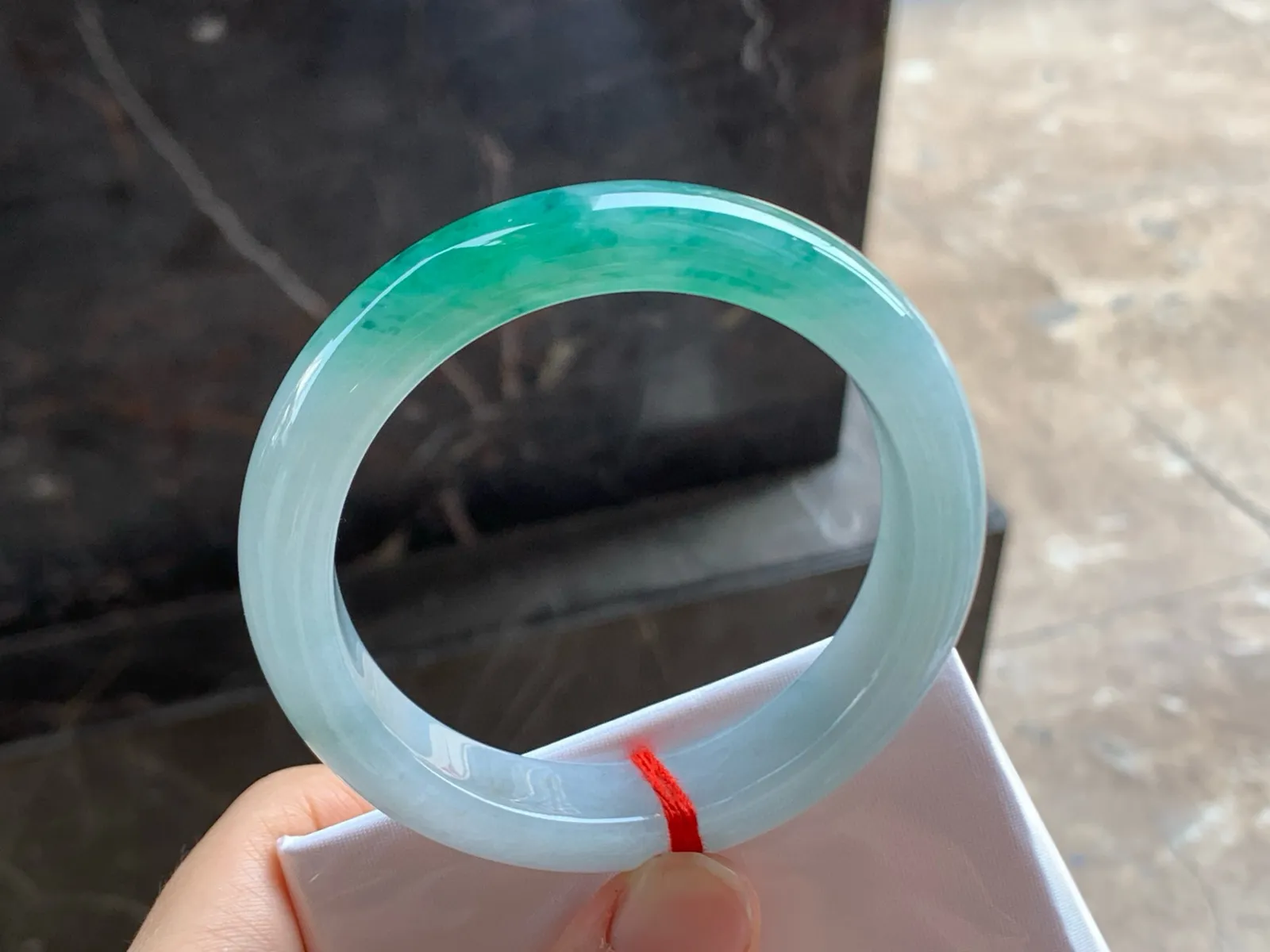 尺寸55.6/12.8/8.6，冰飘花手镯
水润细腻
