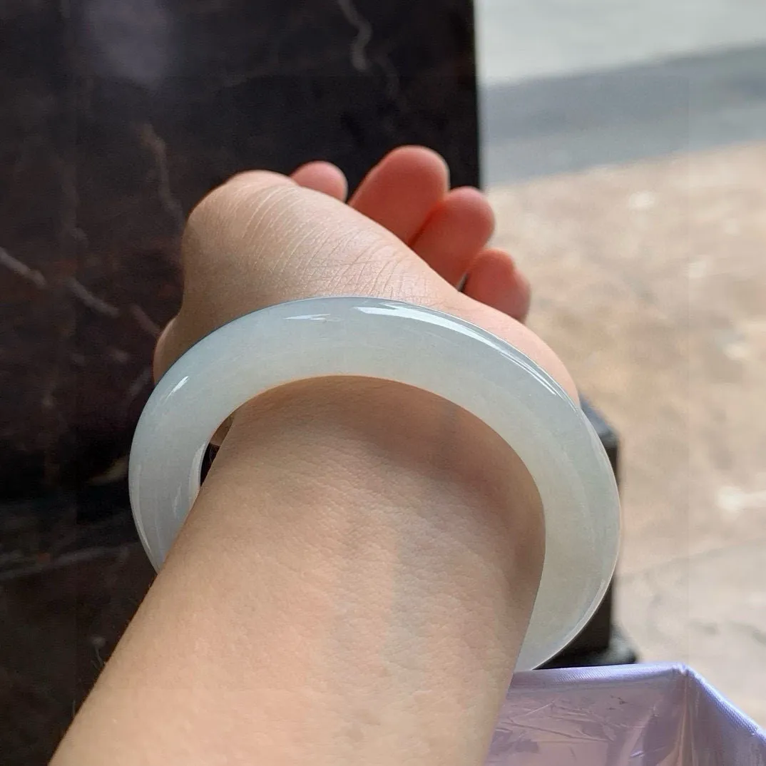 尺寸56.6/11.5，冰种圆条手镯 
 水润细腻 老种老色