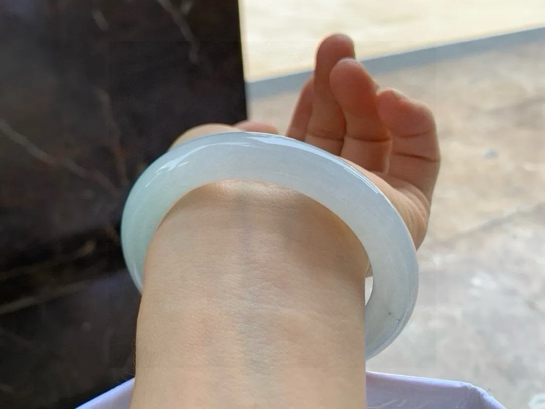 尺寸57.3/11.1，冰种圆条手镯
水润细腻 清爽 气质