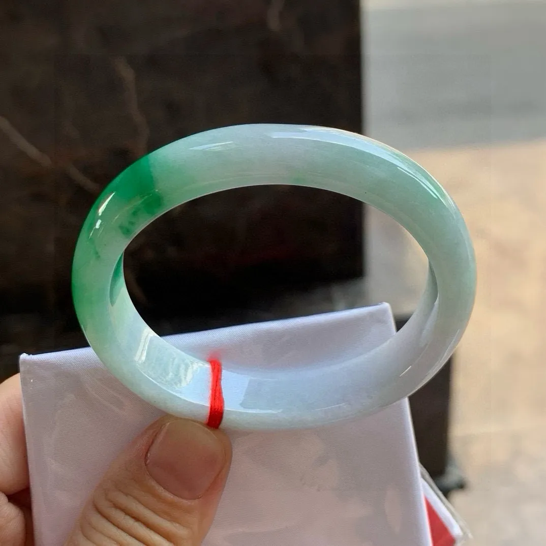 尺寸54/13.5/7.5，辣绿贵妃手镯
 水润细腻 清爽甜美