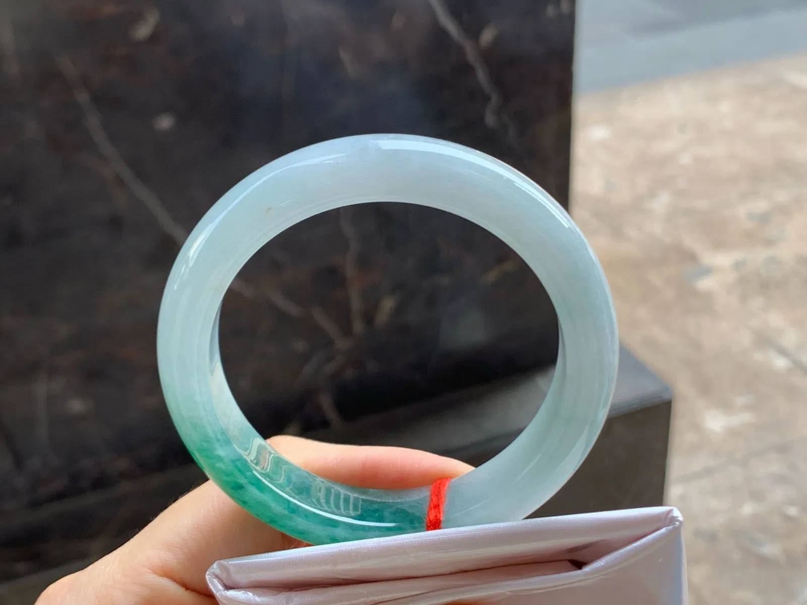 尺寸55.6/12.8/8.6，冰飘花手镯
水润细腻
