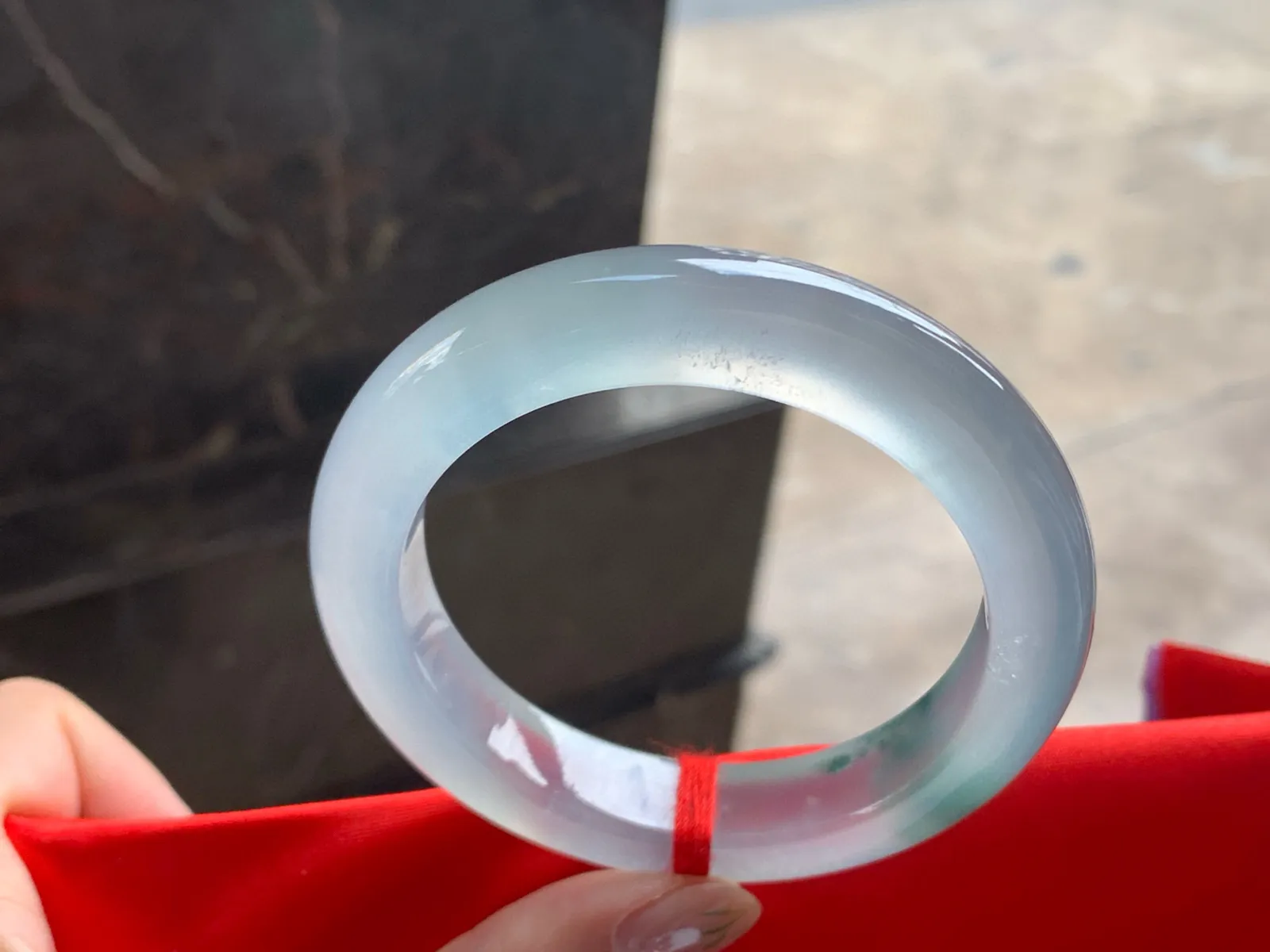 玻璃种飘花大圈口手镯
尺寸：56.5-12.5-9.5mm
荧光十足～360度无死角～