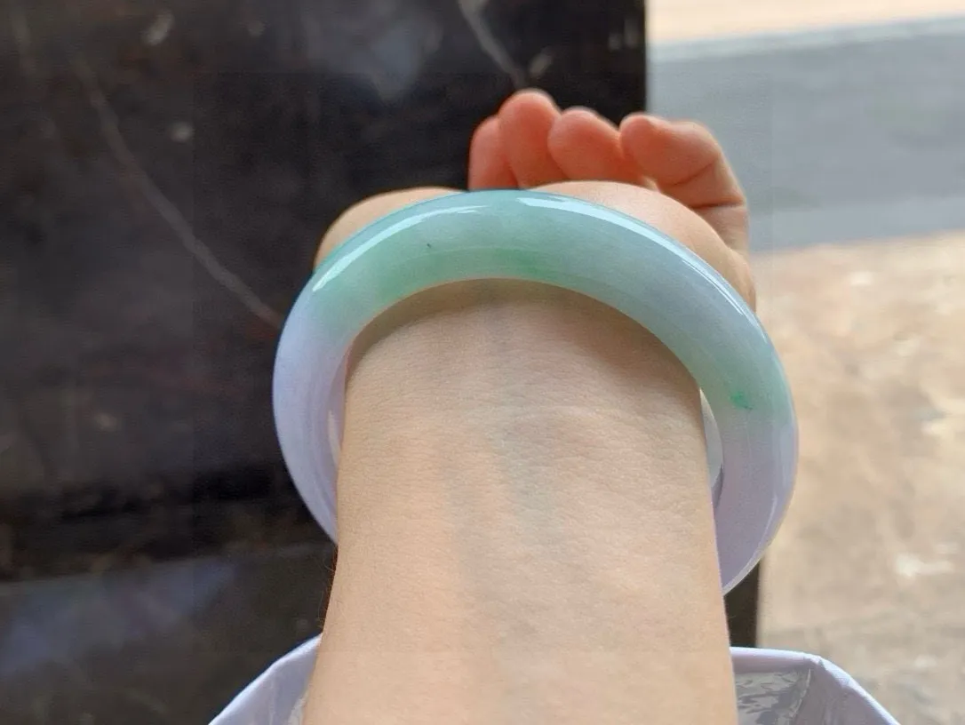 尺寸61/12.1/10.6，春彩手镯
水润细腻