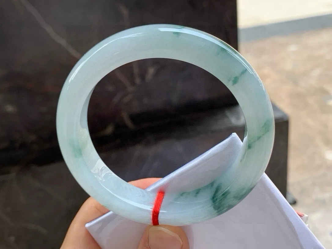 尺寸59.8/13.6/10.3，飘花大圈口手镯
水润细腻 清新甜美