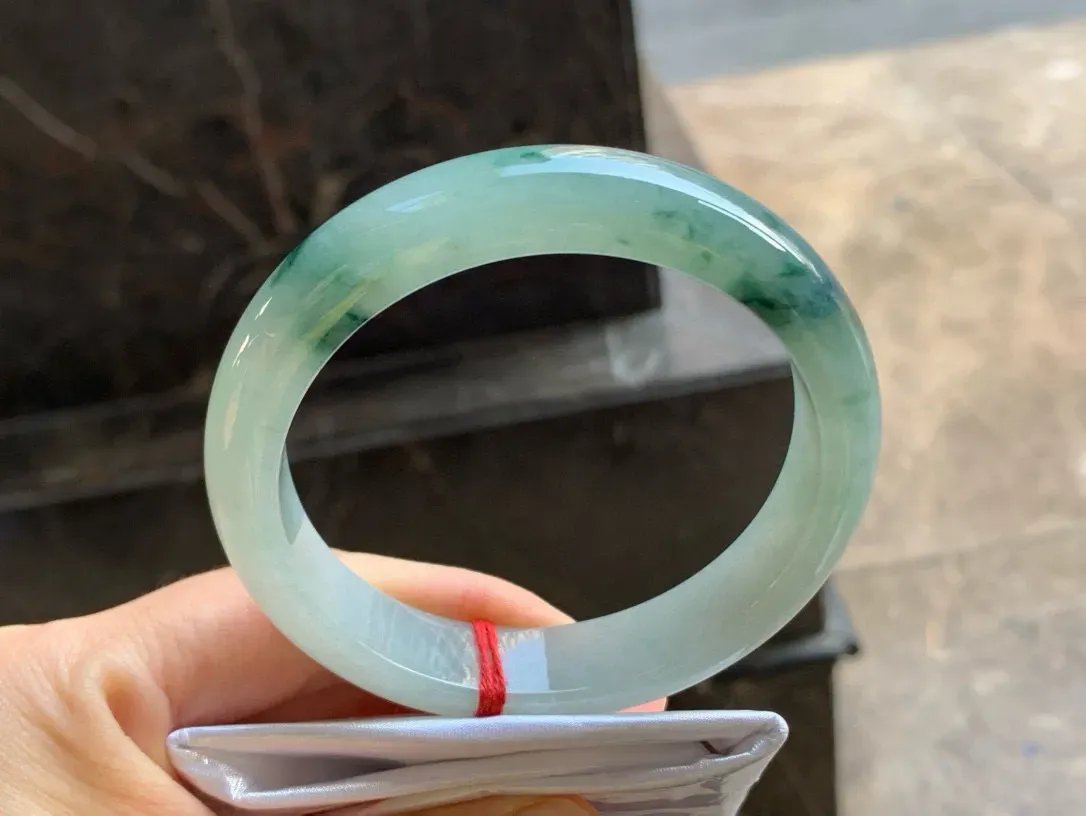 尺寸60.9/13.7/8.5，飘花手镯
冰透水润细腻 种老 有韵味
