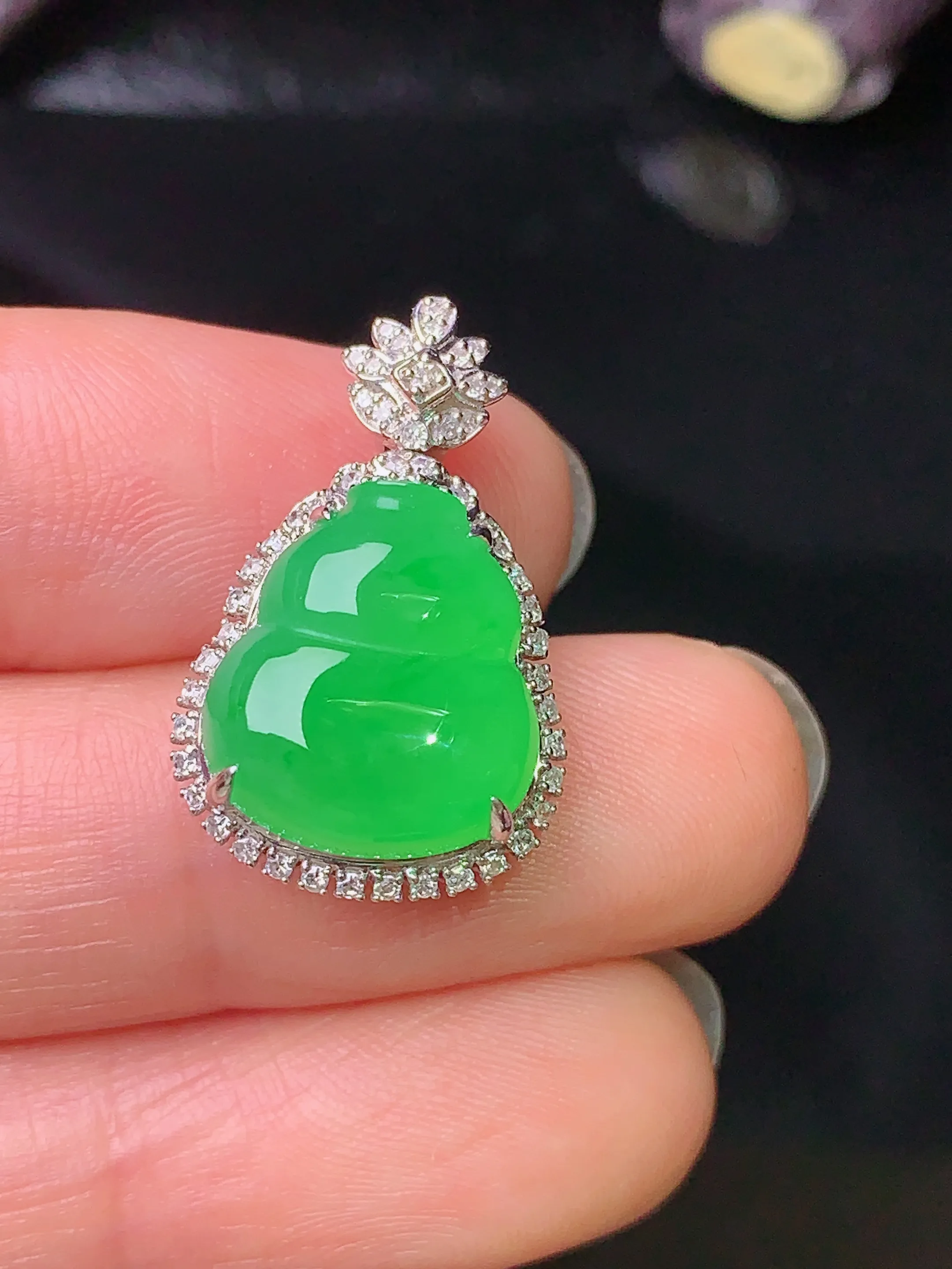 18k金钻镶嵌翠绿葫芦吊坠 玉质细腻 色泽清新艳丽 整体尺寸23*14.5*8.8