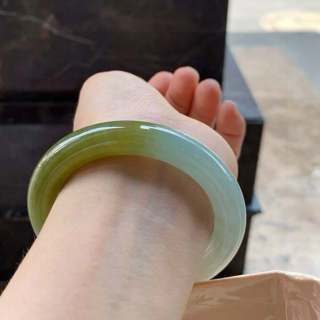 尺寸57/11.2，冰种黄翡圆条手镯
 水润细腻 清爽甜美  气质