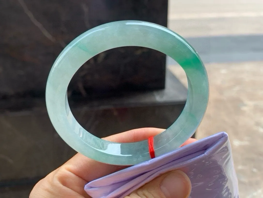 尺寸57.5/11/8.5，冰种带色手镯
水润细腻 种老气质