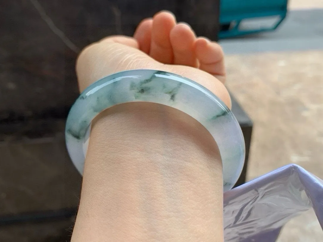 尺寸57.2/13.9/9.3，冰种飘花手镯
水润细腻