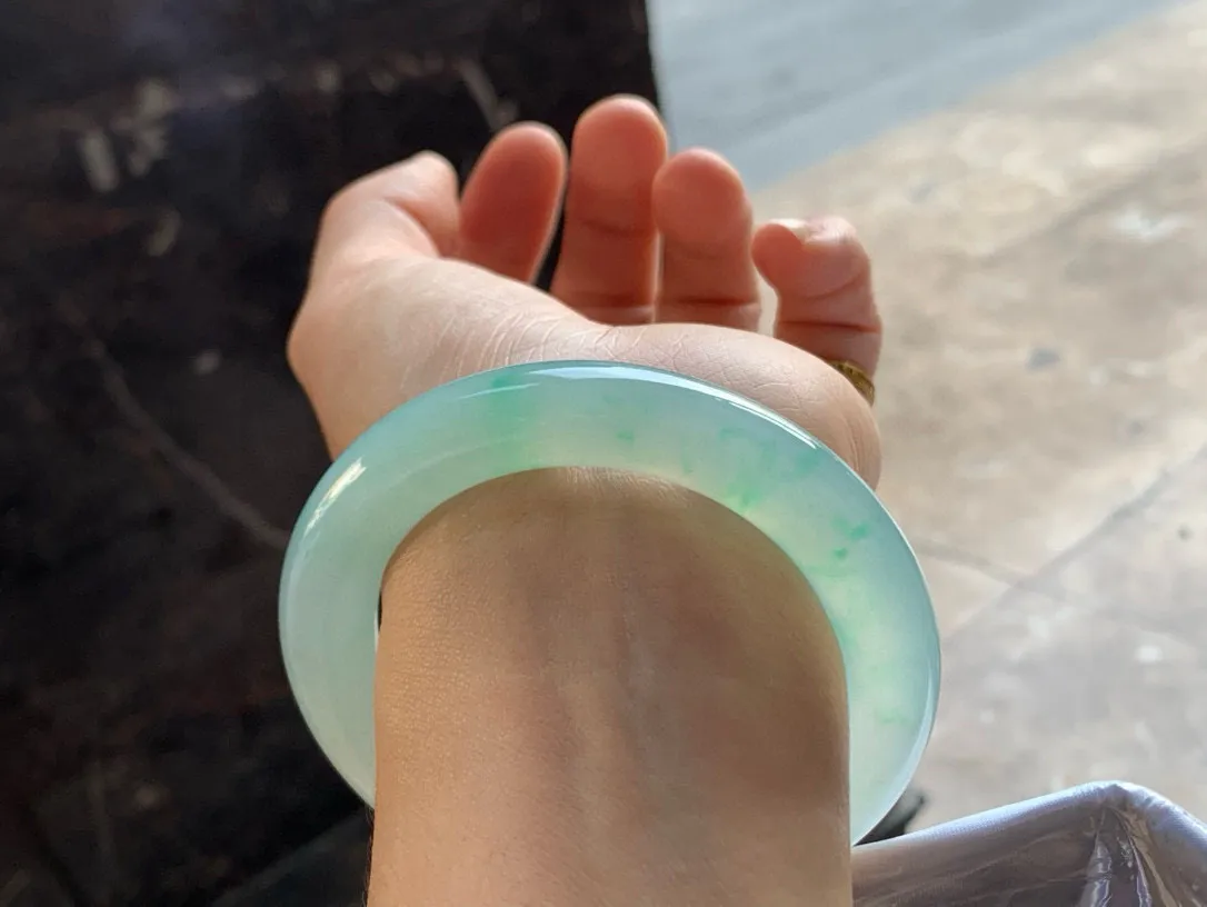 尺寸55.6/10.6/11.9，冰绿圆条手镯 
水润细腻 种老