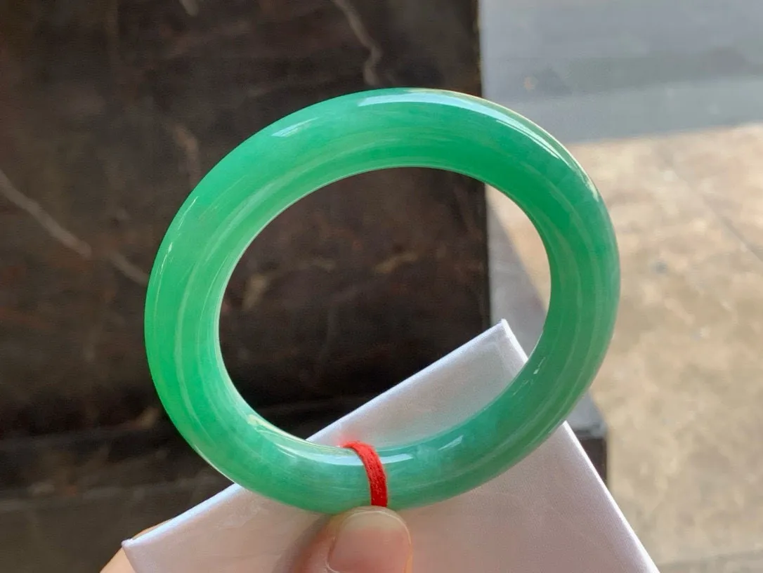 尺寸54.5/11.3/11，满色圆条手镯
水润细腻 色好 气质