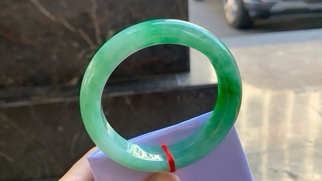 尺寸56/13.2/9.2，辣绿手镯
冰透水润细腻