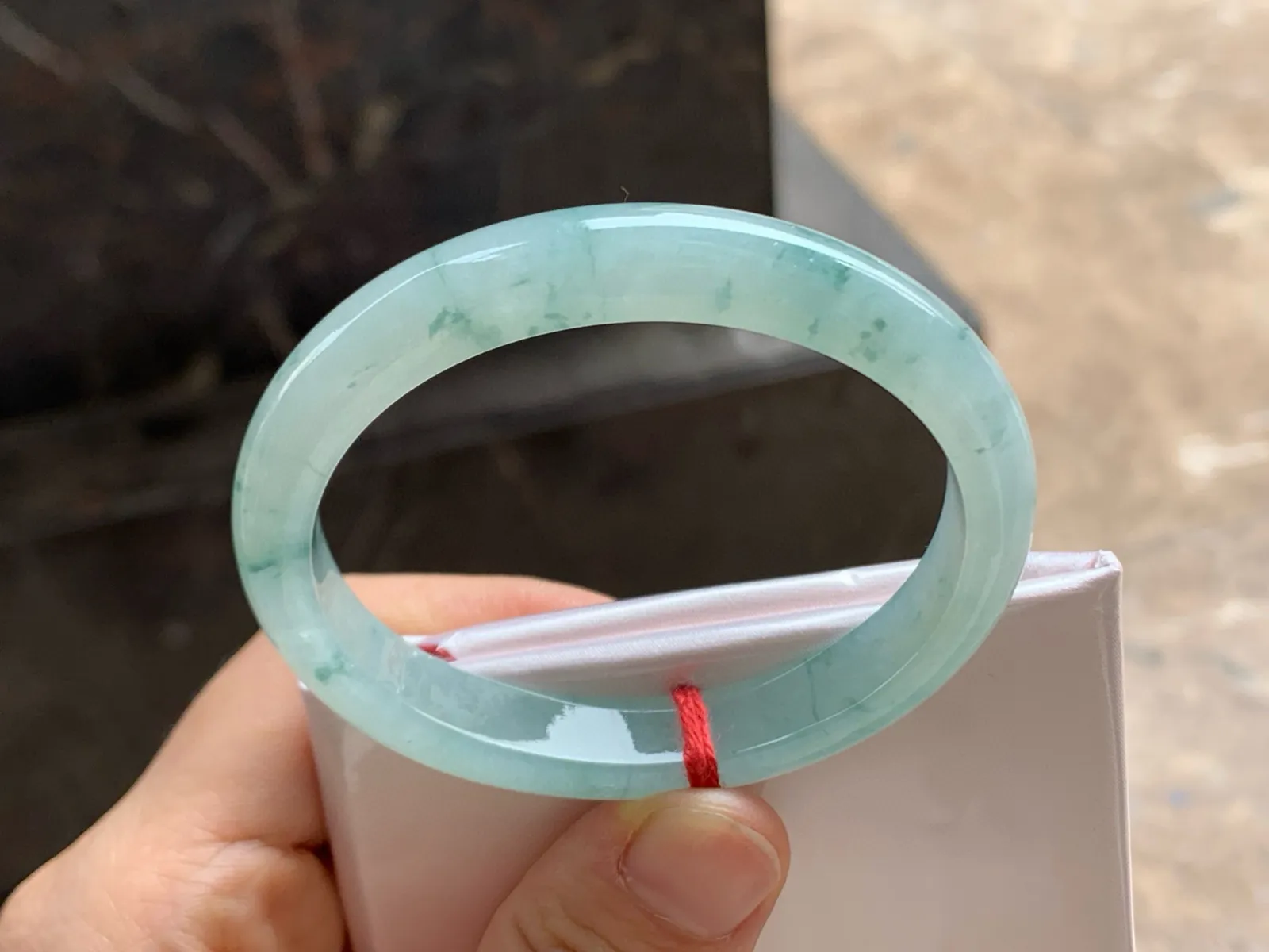 尺寸54.1/9.6/6.7，飘花贵妃手镯
水润细腻