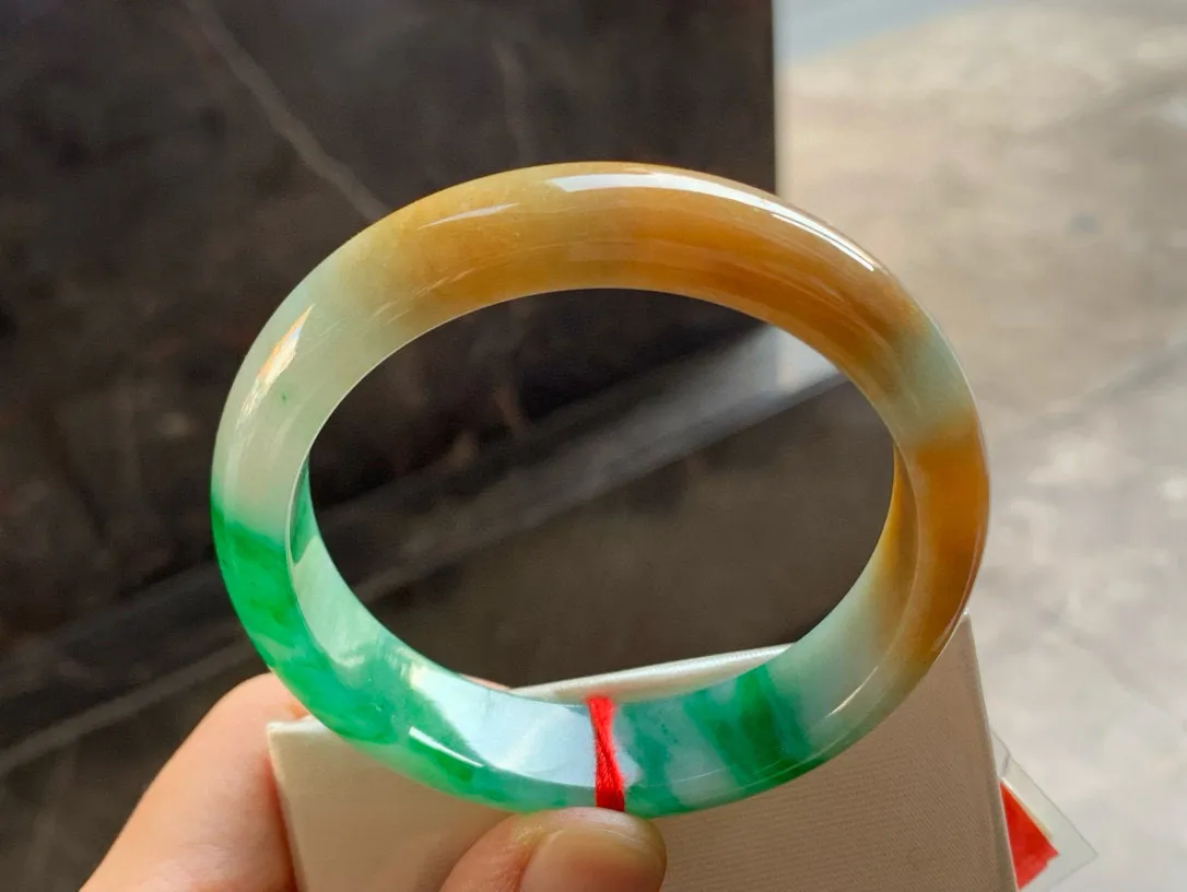 尺寸55.6/13.6/8.1，黄加绿手镯 
水润细腻
