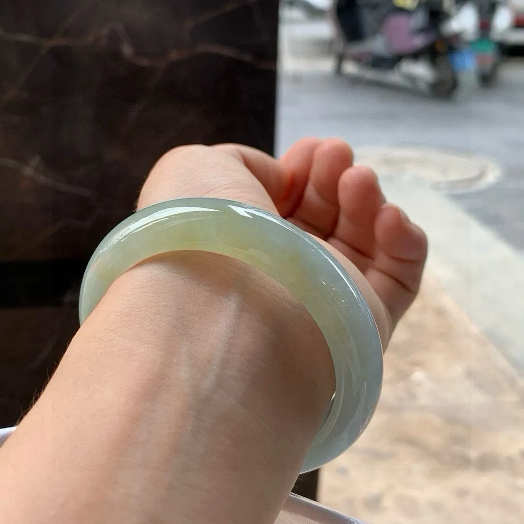 尺寸55/13/9，冰种黄翡手镯
水润细腻