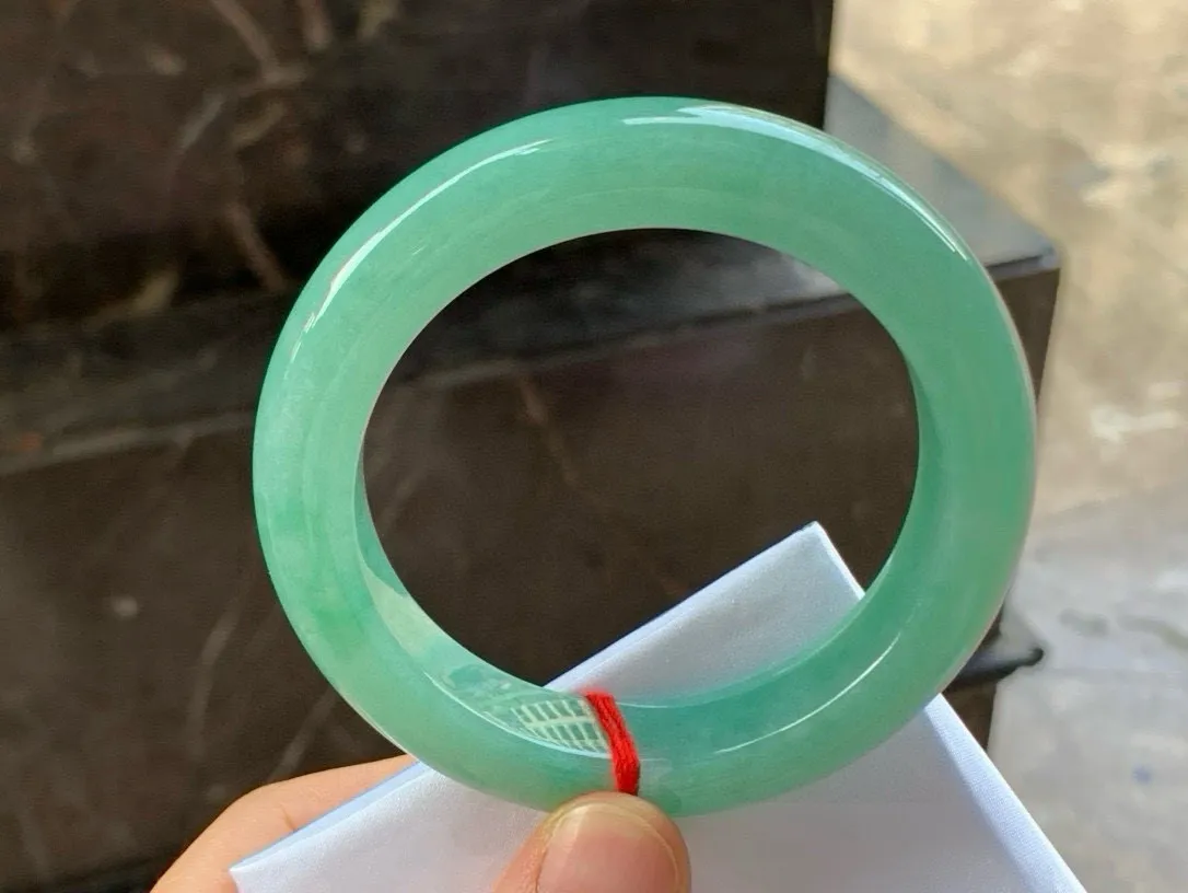 尺寸55.4/12.4/10.1，满色手镯
水润细腻