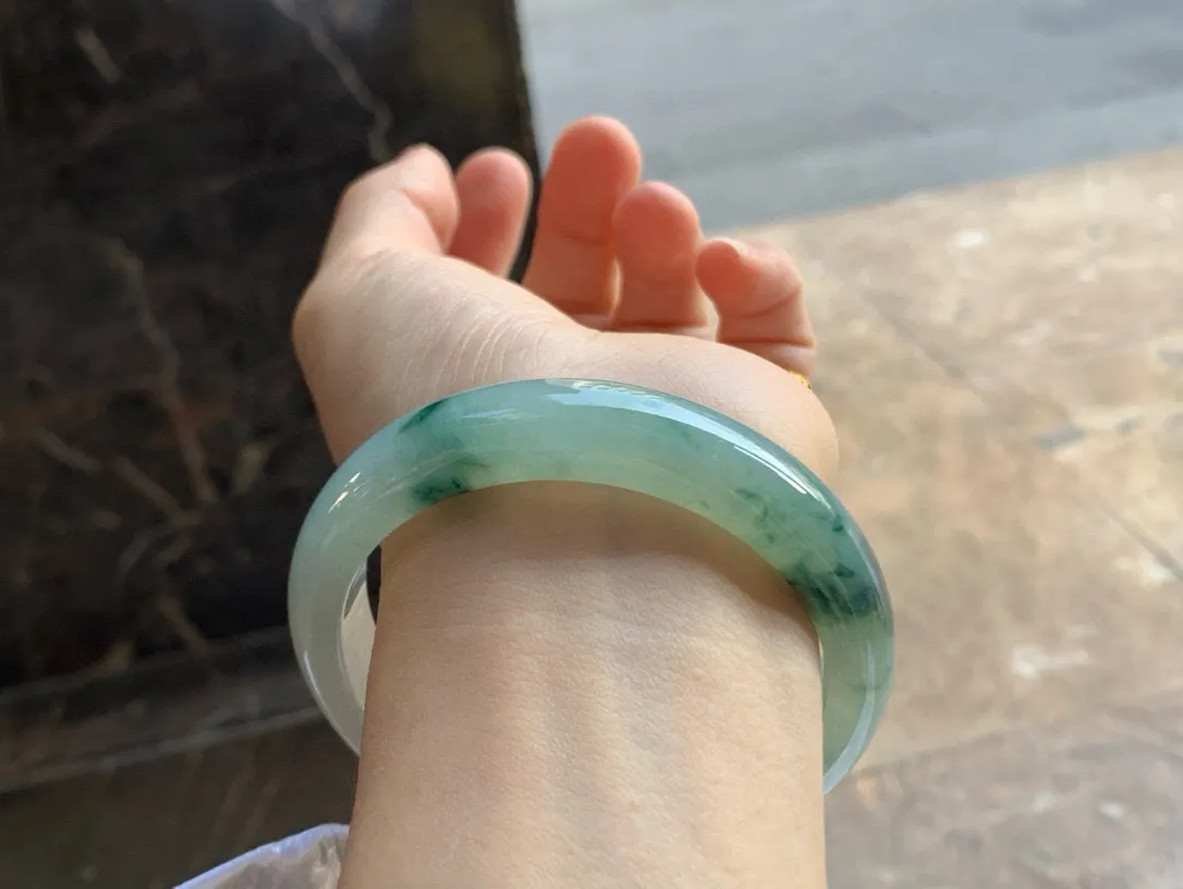 尺寸60.9/13.7/8.5，飘花手镯
冰透水润细腻 种老 有韵味