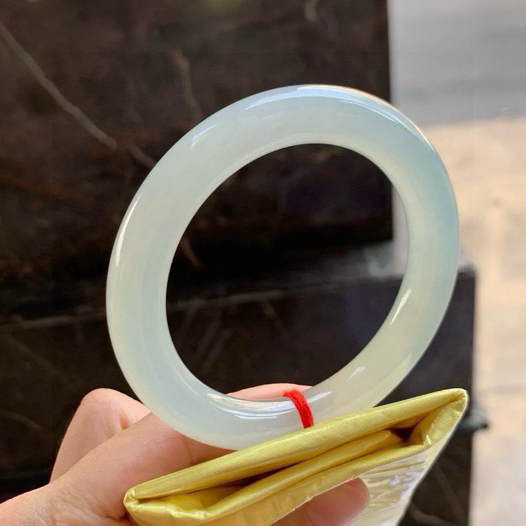 尺寸57.7/11，冰种圆条手镯
冰透水润细腻 清爽 气质