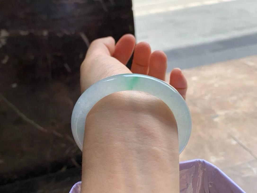 尺寸54.1/8.9/9.3，冰圆条手镯
冰透水润细腻 一抹绿