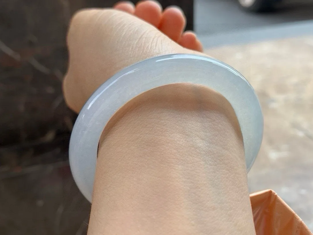 尺寸53.8/8.6/9.4，冰种圆条手镯
冰透水润细腻 种老