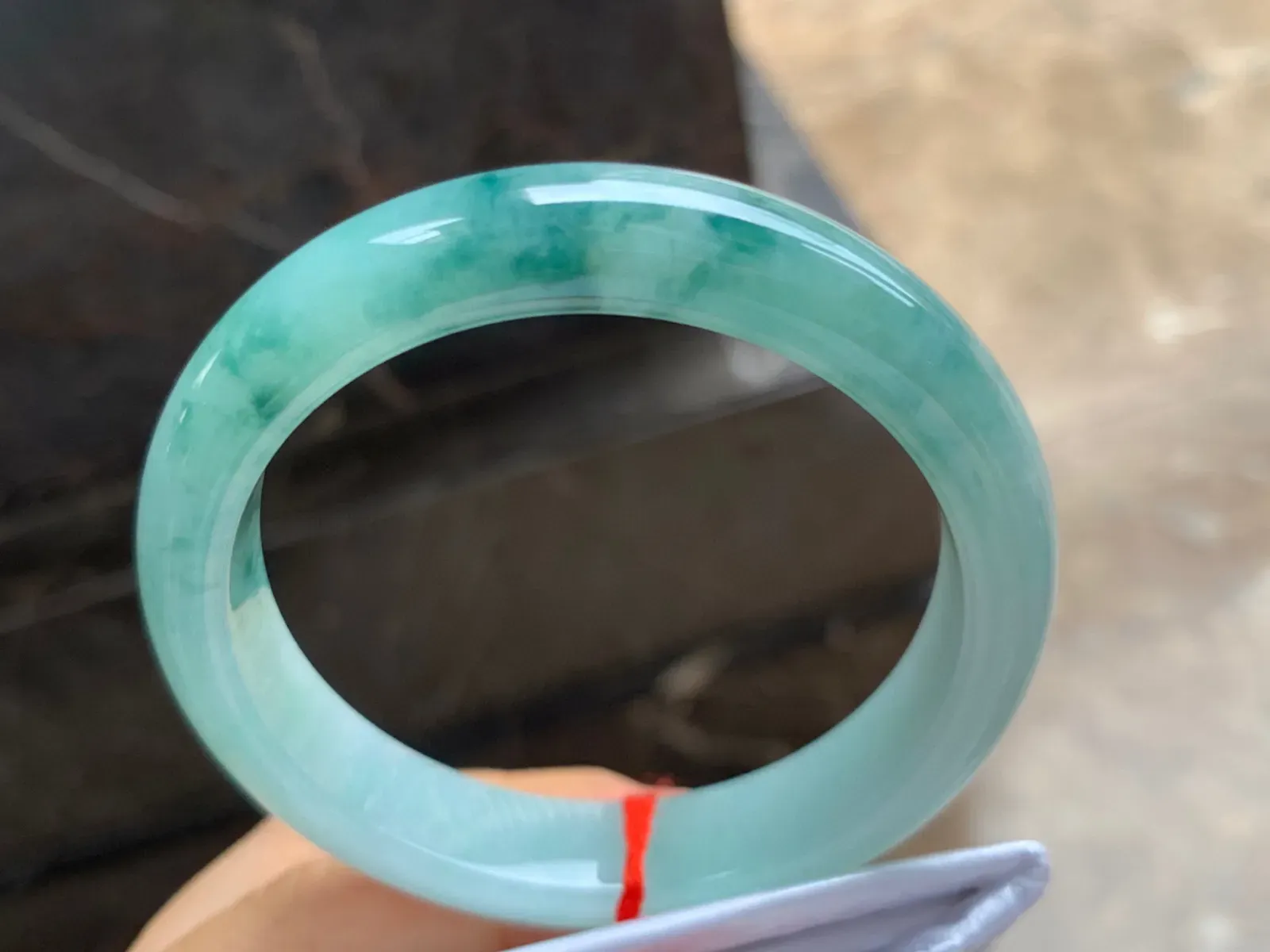 57-12.5-8.5mm
飘花手镯  底子细腻  花色漂亮 半山半水