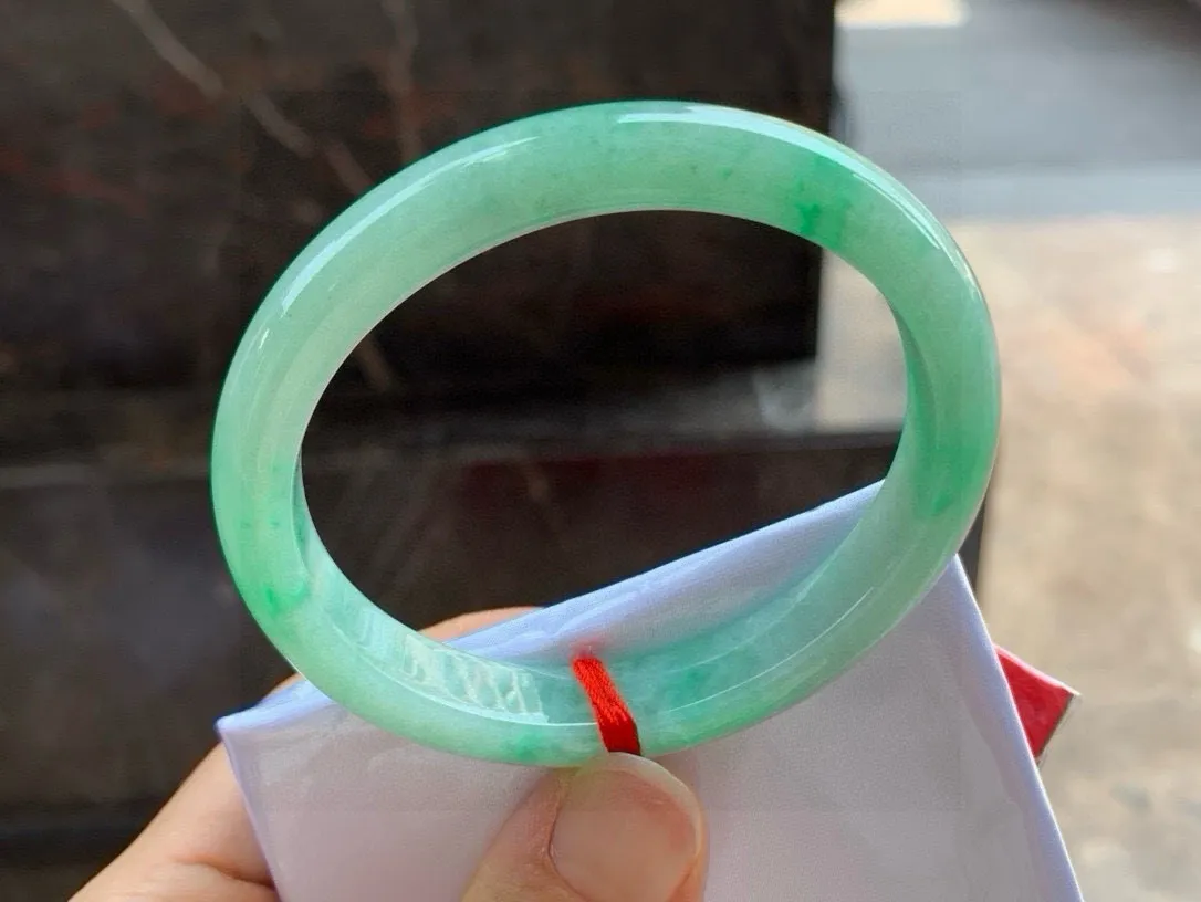 尺寸55.7/10.4/7.2，带色贵妃手镯
冰透水润细腻 种老气质