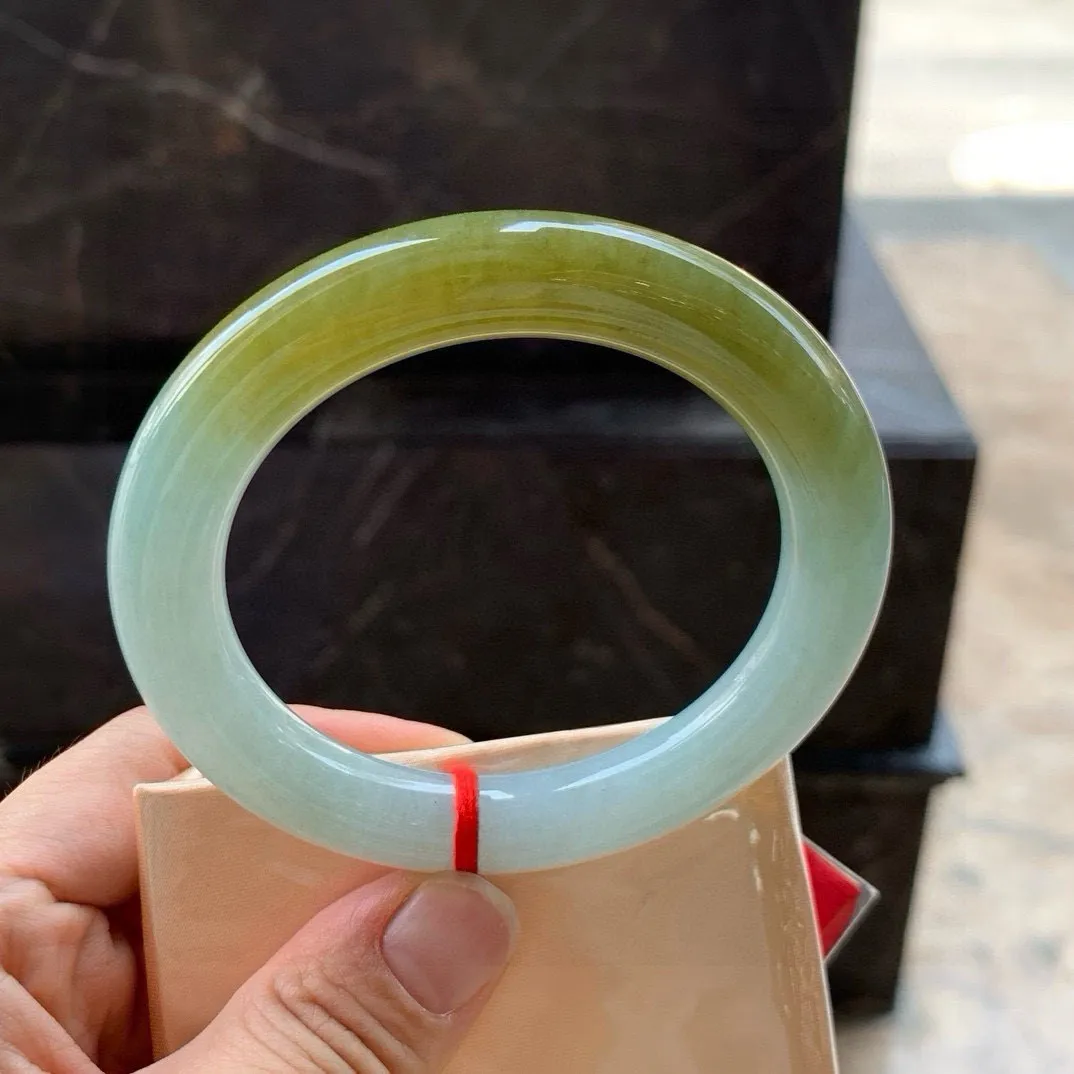 尺寸57/11.2，冰种黄翡圆条手镯
 水润细腻 清爽甜美  气质