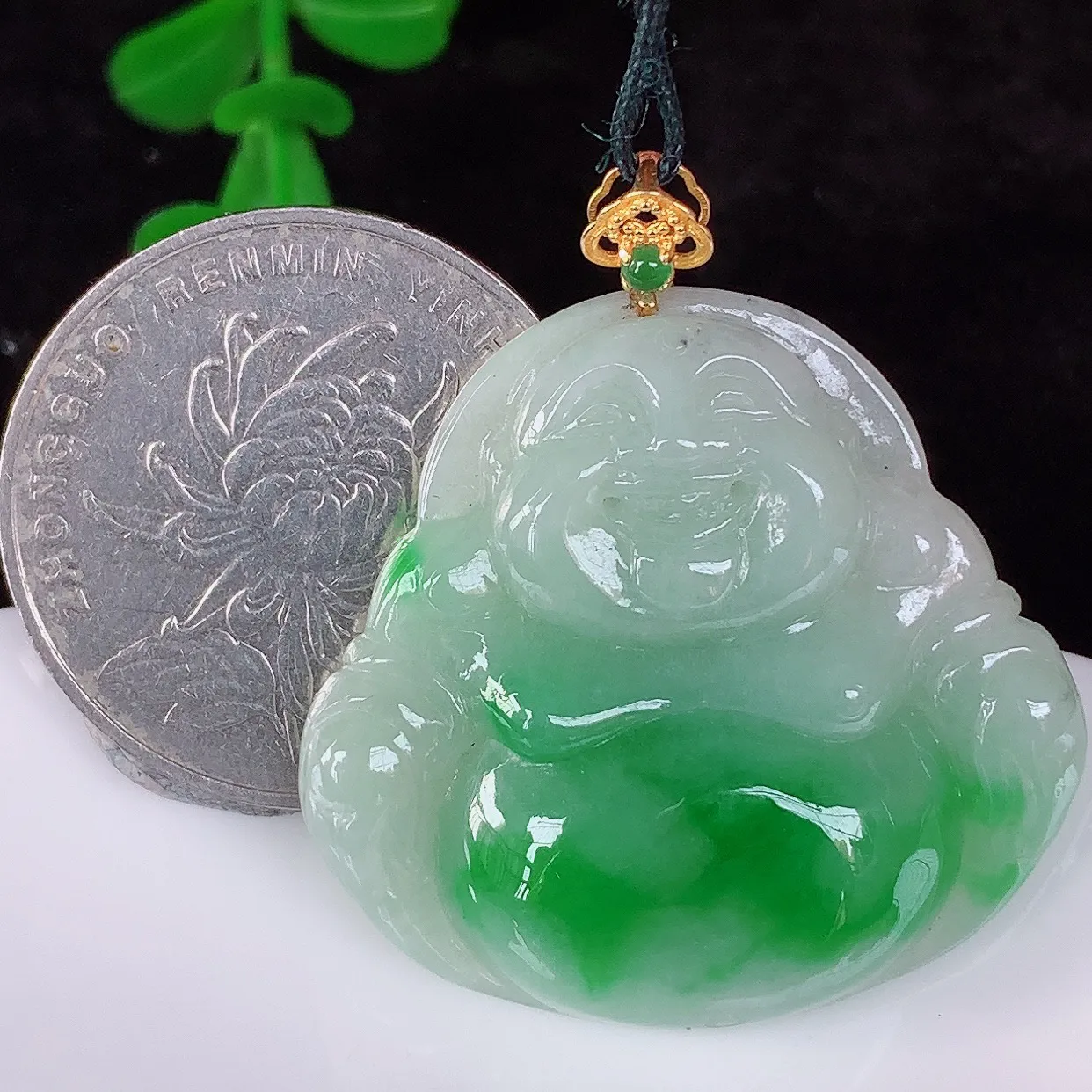 自然光实拍，18K金镶嵌冰润冰糯种飘阳绿翡翠佛公吊坠，冰透饱满， 佛公亦保平安，寓意有福（佛公）相伴，品相佳，配戴优雅迷人！#1.10整体35.5*裸石29.5*31.6*5.6