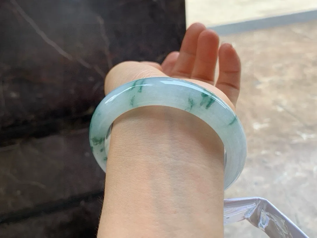 尺寸59.8/13.6/10.3，飘花大圈口手镯
水润细腻 清新甜美