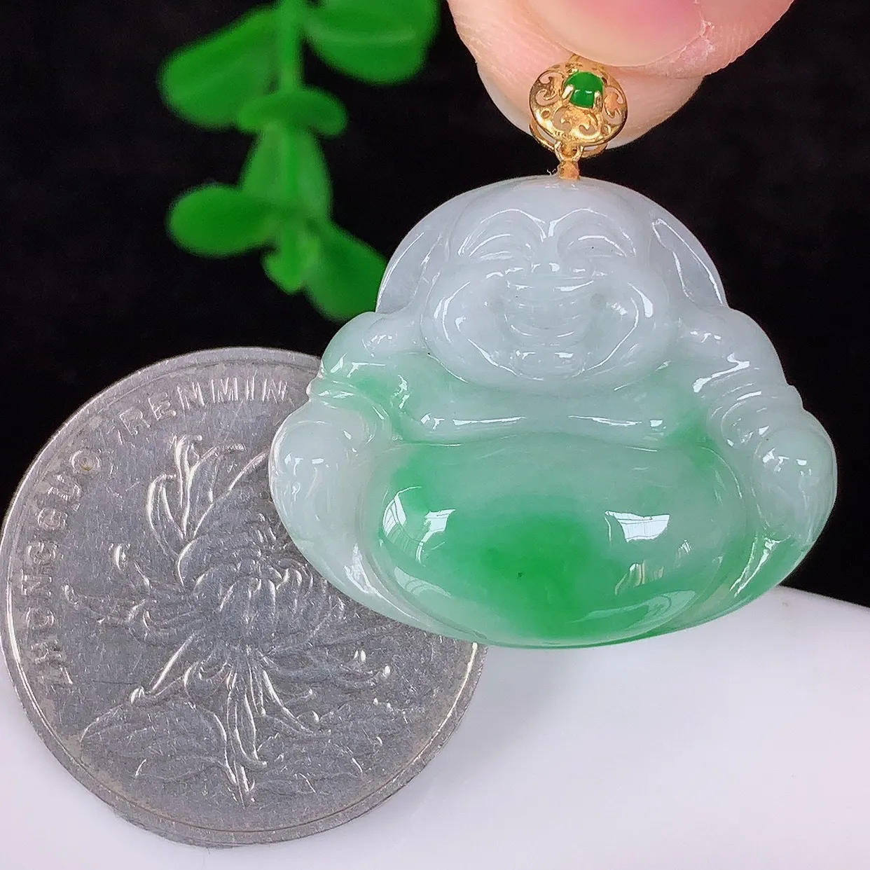 自然光实拍，18K金镶嵌冰润冰糯种飘阳绿翡翠佛公吊坠，冰透饱满， 佛公亦保平安，寓意有福（佛公）相伴，品相佳，配戴优雅迷人！#35.10整体28.6*裸石22.6*27*5