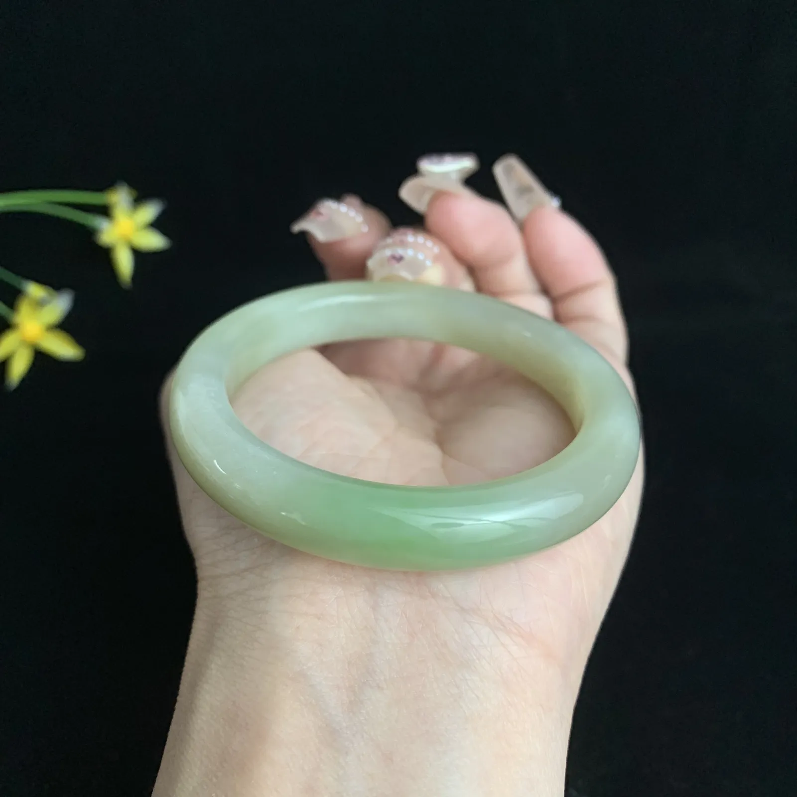 和田玉53圈口青海翠翠青手镯！圈口53宽10.5玉质细腻油润 底色纯净 脂粉好，品质好！