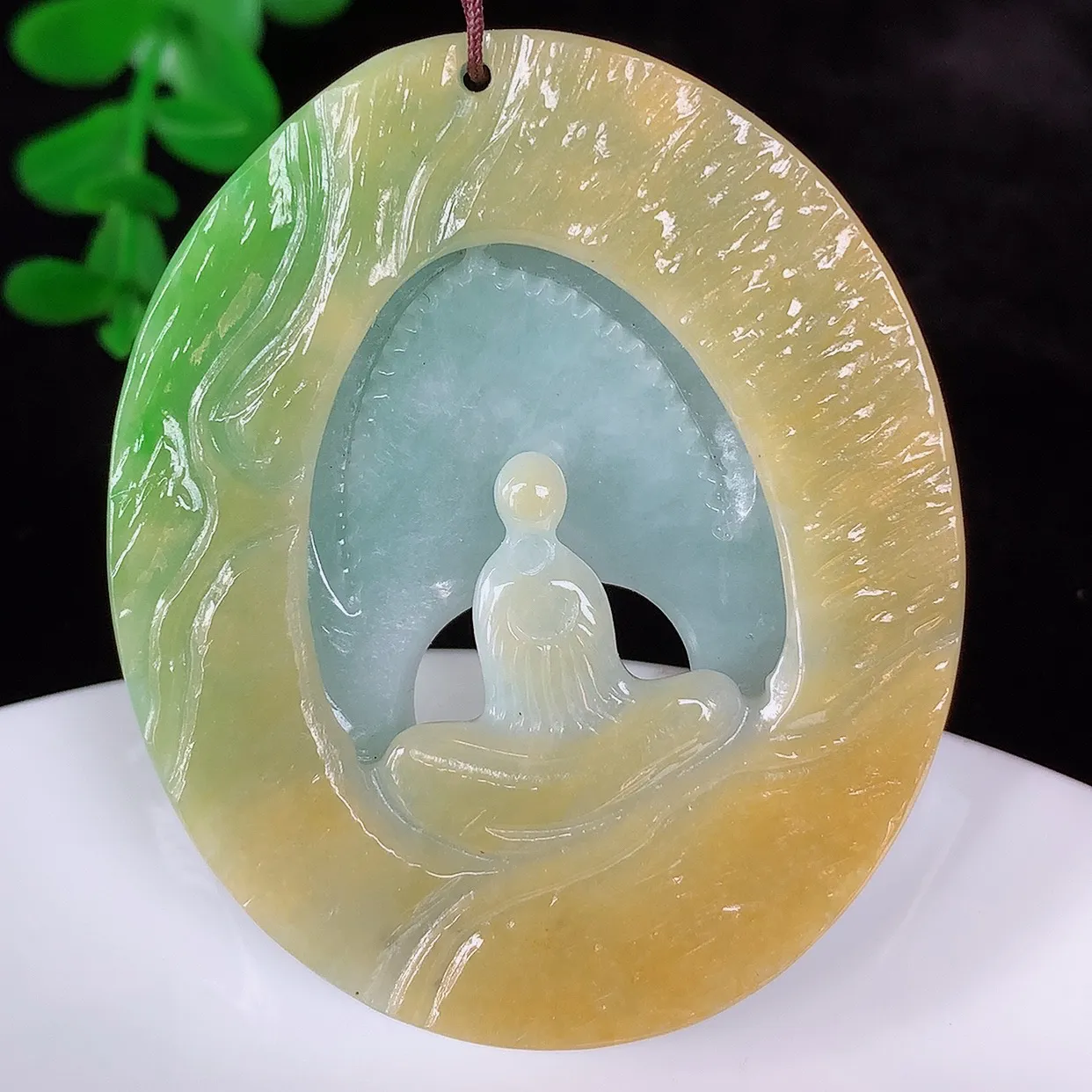 自然光实拍，冰润冰糯种双彩黄加绿翡翠悟道吊坠，翡翠悟道寓意“祥和，安宁，吉祥，幸福”，佩戴效果优雅迷